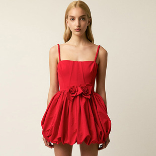 �羳Ů�b�¿�W���L�Ը�¶������B��ȹ����ȹ�����b��@�ݶY��ȹ