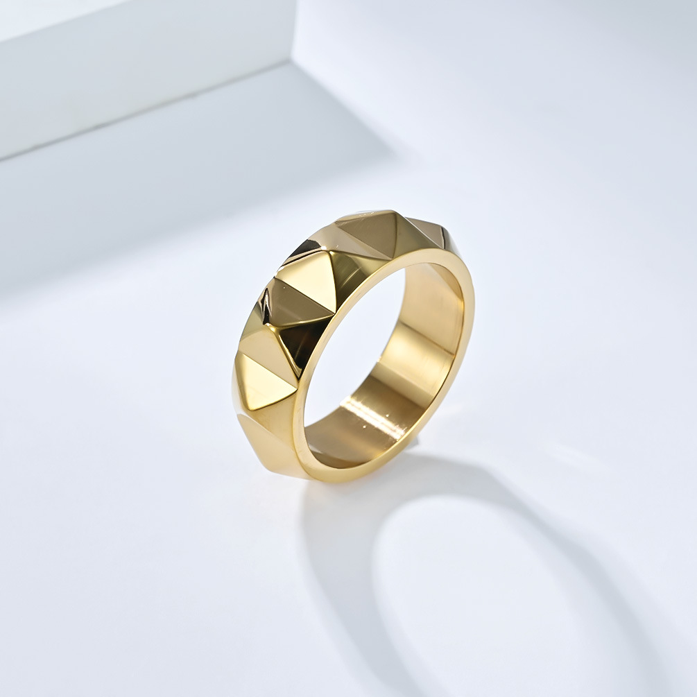Ring van titaniumstaal voor heren met kegelvormig design_voghion.com