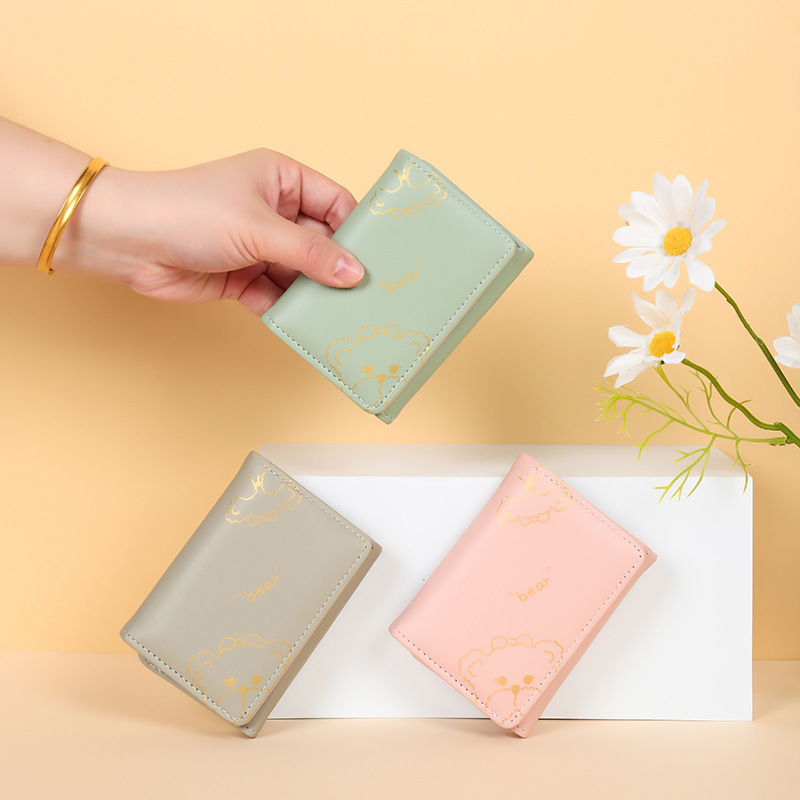 Cartera pequeña plegable nueva de 2024 para mujer, estilo coreano compacto, con diseño de oso de dibujos animados, delgada y práctica.