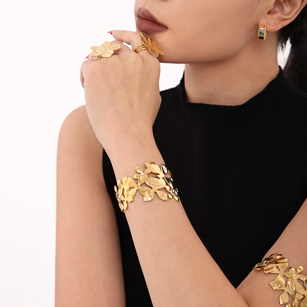 Offenes Armband mit quadratischer Zuckerblumenstruktur aus farbechtem Titanstahl, modisches und extra breites Armband_voghion.com