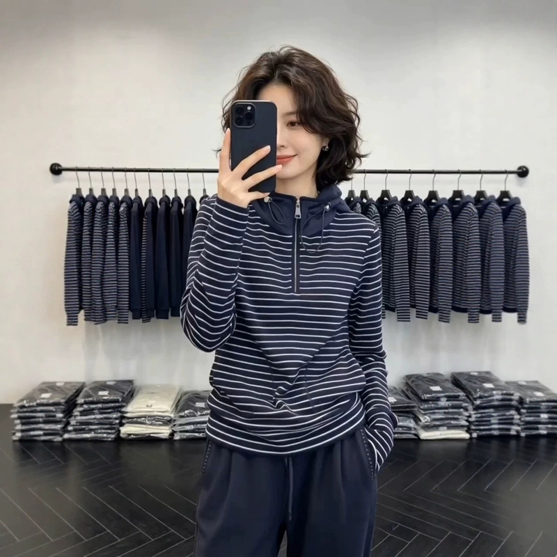 Striped hooded sweatshirt for women, 2026 autumn new collection, plus-size, fashionable, age-reducing, slimming, half-zip base layer top Striped hooded sweatshirt for women, 2026 autumn new collection, plus-size, fashionable, age-reducing, slimming, half-zip base layer top