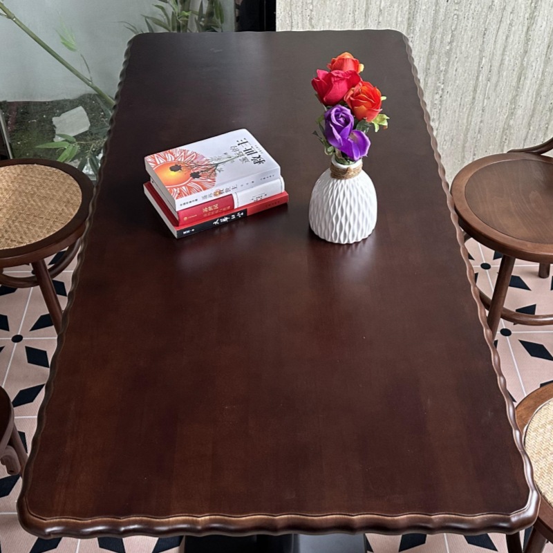 Mesa y silla de café retro combinación de dulces y sillas de panadería de leche y té, mesa de madera maciza, restaurante occidental americano, silla medieval