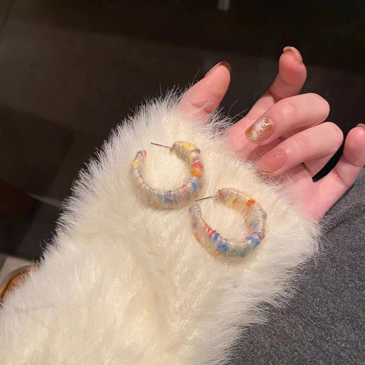 Arco iris lana otoño y invierno envuelto lindos aretes de peluche aretes de diseño 2024 nuevo color aretes temperamento