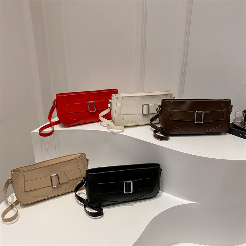 Bolsos de brazo de estilo extranjero para mujeres 2025, nueva moda de primavera, hebilla de cinturón de diseño de nicho, bolso de mochila