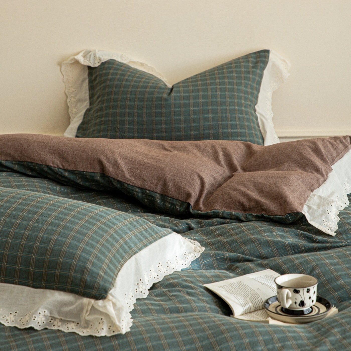 Conjunto de quatro peças em jacquard macio, estilo boho vintage nórdico francês, com renda francesa, capa de edredom xadrez vintage em puro algodão e lençol._voghion.com
