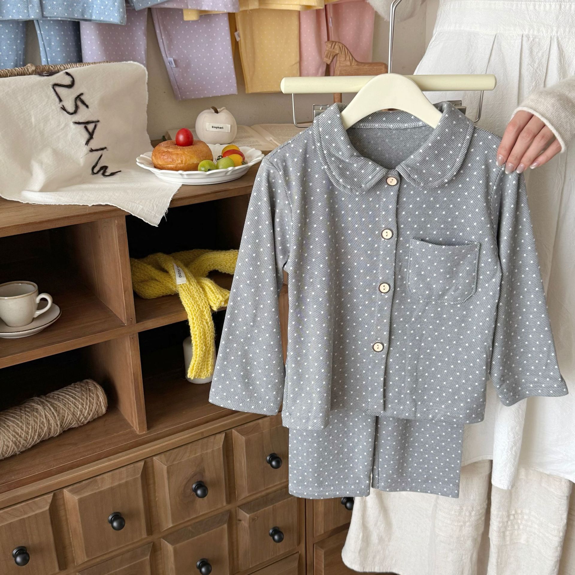 Pajamas infantiles de otoño y invierno abrigo con solapa caliente pantalones de otoño para niños y niñas bebés de clase A cardigan de terciopelo para el hogar