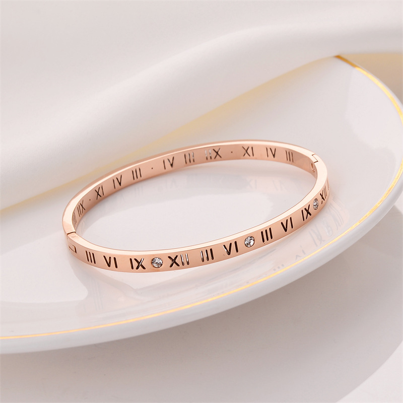 Pulsera de titanio y acero para mujer, diseño moderno y sencillo, pulsera de lujo que no se desvanece, venta al por mayor en stock.
