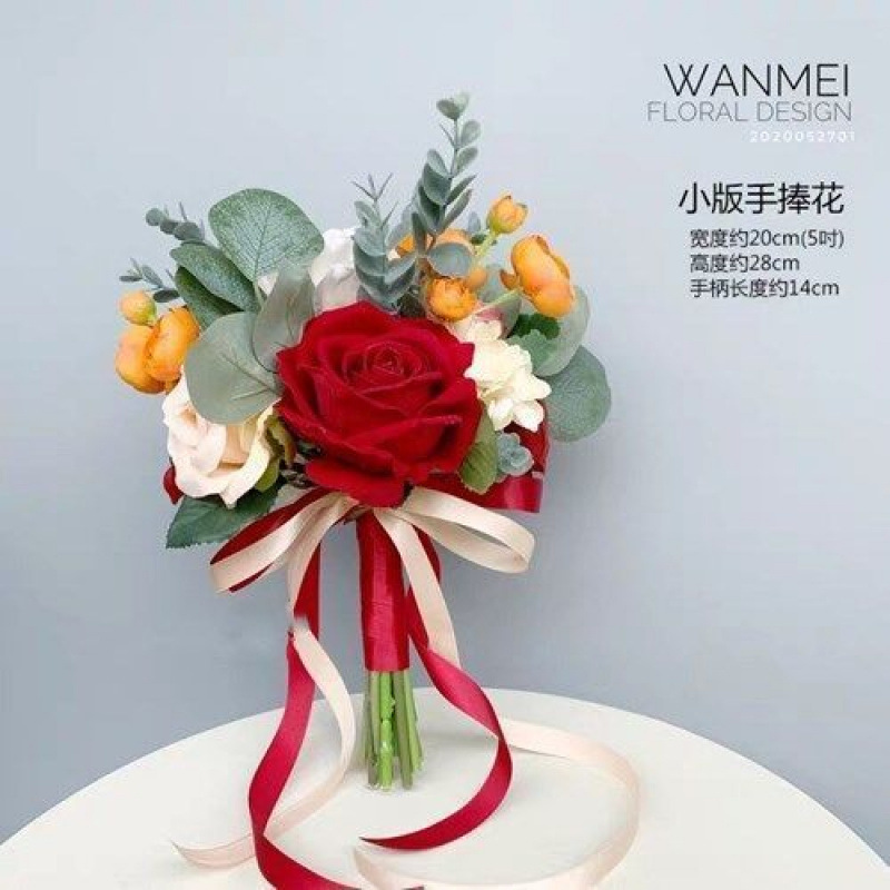 手に花を持つ新婦の韓国式結婚式の領収書のシミュレーションの花束の森系のウェディングドレスの撮影の道具の手に花をささげます。|undefined