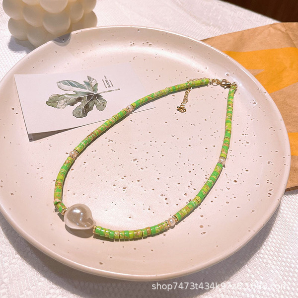 Design retro necklace from pearl