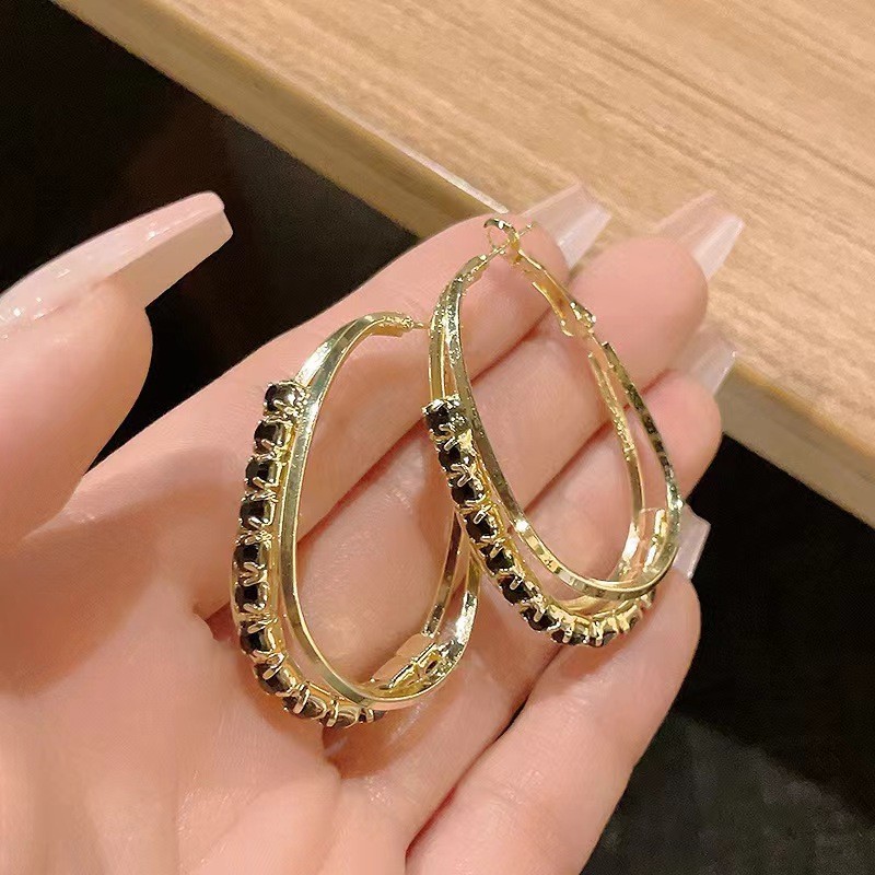 Geometric black diamond