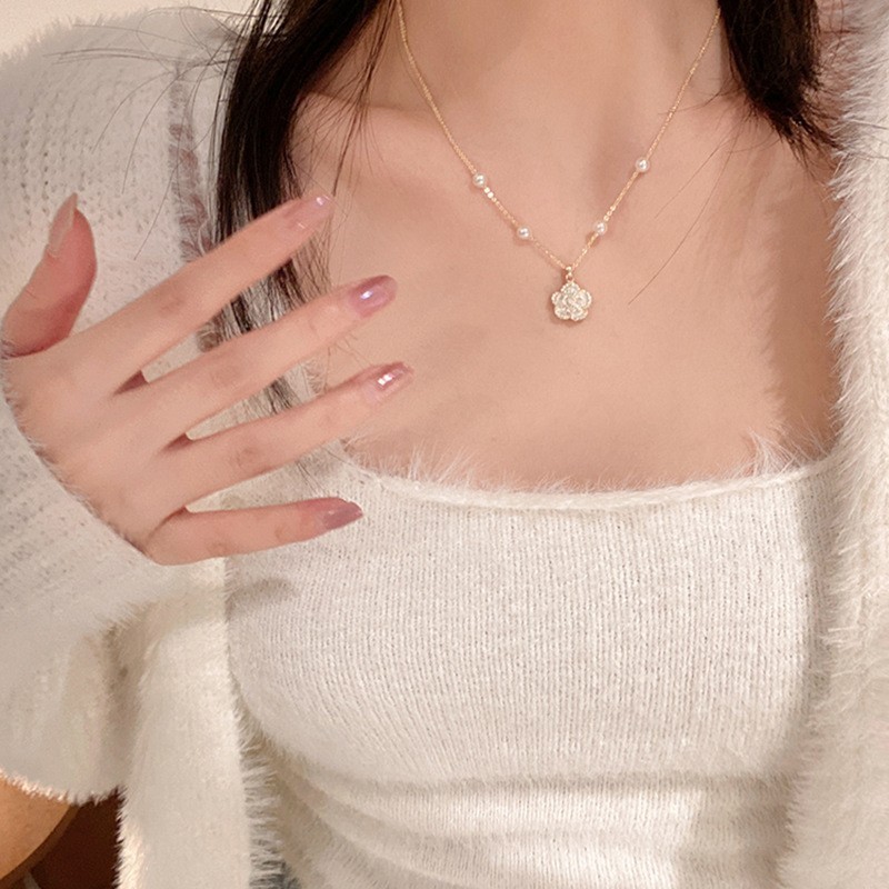 Collar de perlas con lazo de flor con cuentas francesas Elegante cadena de clavícula con sentido de alta gama retro ligero decoración de lujo femenino