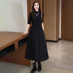 感のあるワンピースの女性は秋冬に腰を収めてやせています。