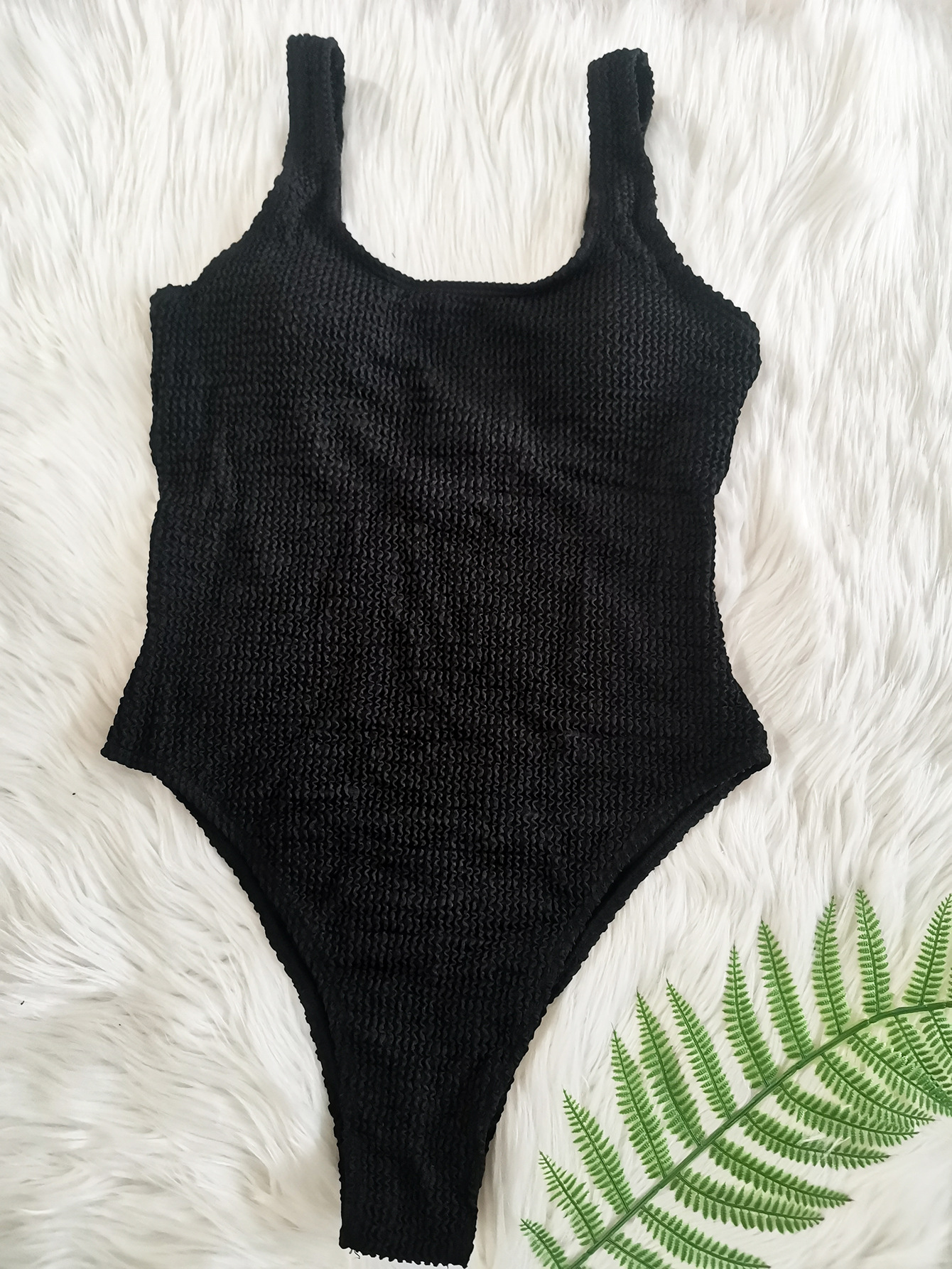 Tejido especial al aire libre de deportes europeos y estadounidenses, cascada ondulada de color caramelo, traje de baño delgado y sexy para mujeres