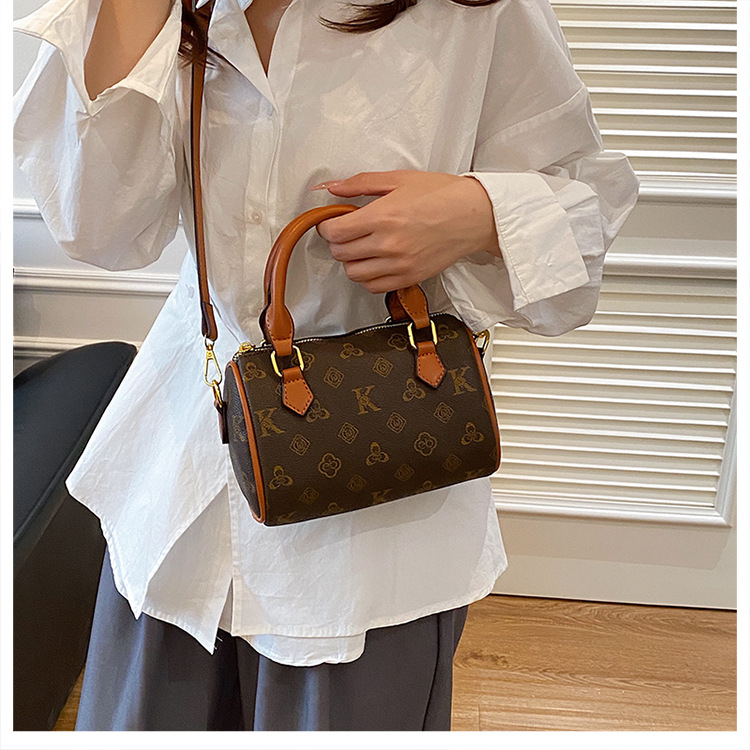 Neue Boston Pillow Bag für Damen, klassischer Stil, florale Einzelschulter-Handtasche für Senioren, weiches Leder, kleine quadratische Tasche für den täglichen Gebrauch. – Detail 10