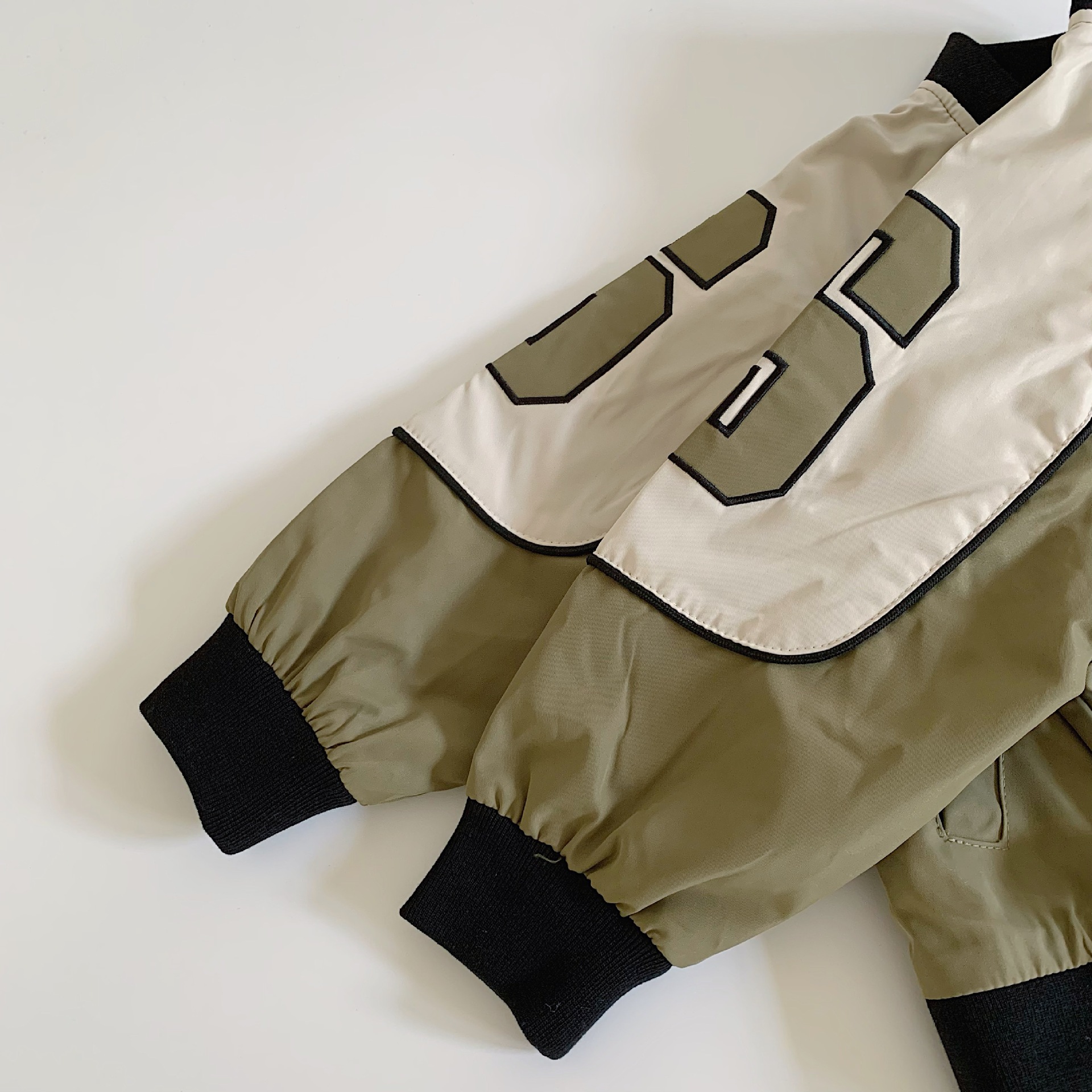 Mai Bao chaqueta infantil 2025 primavera nuevo niño color combinado camisa con cremallera universal niño guapo chaqueta de seguridad