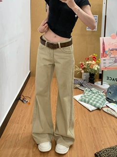 卡其色微喇不贴腿牛仔裤女2026秋季新款美式复古窄版显瘦喇叭裤子