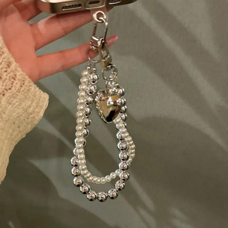 Minimalist, understated pearl double chain heart-shaped short chain phone case/strap for anti-loss phones.