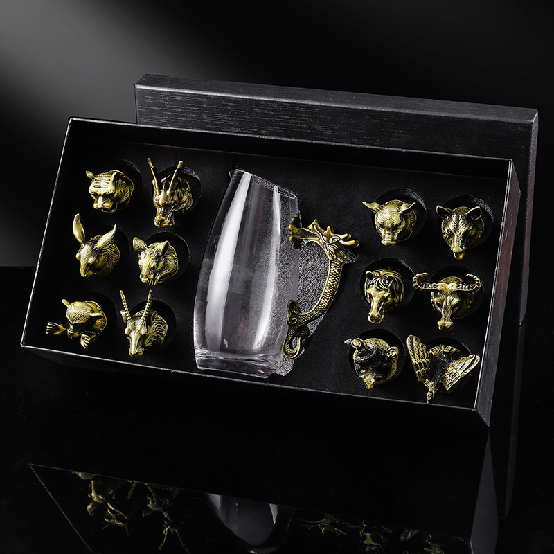 Juego de vino de cristal de alta gama con doce vasos de licor con cabeza de animales del zodiaco, decantador y vasos de chupito pequeños en una caja de regalo.