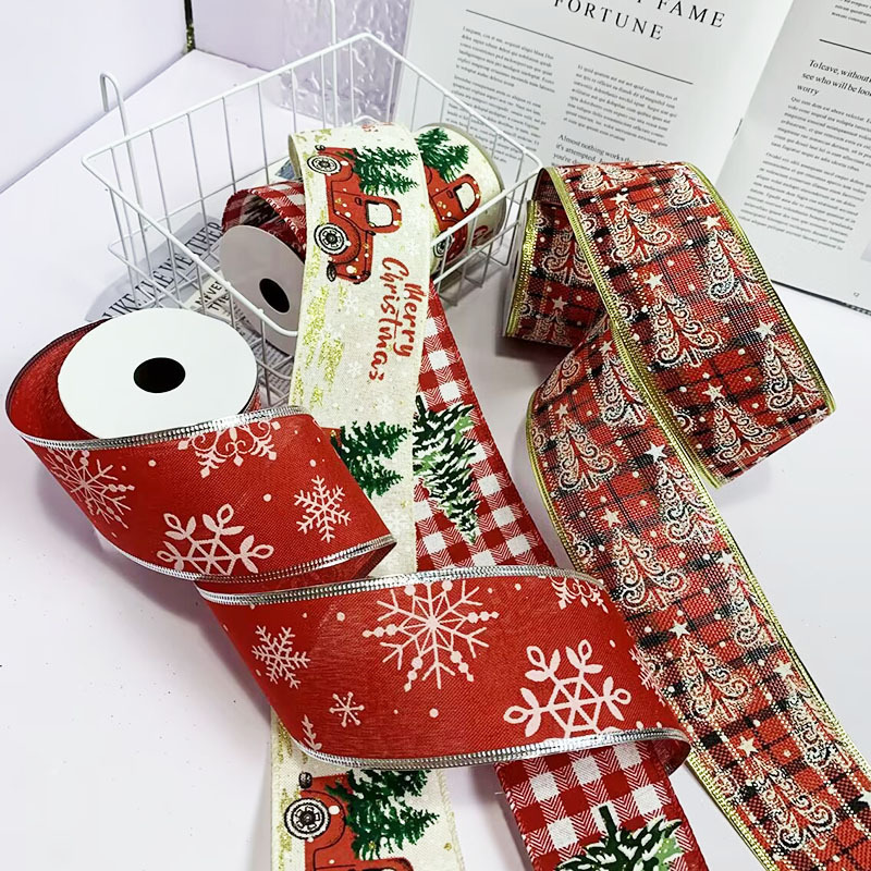 メーカーのクリスマスリボンの格子は麻をまねて鉄の線の辺の雪の花輪を持って装飾します。|undefined