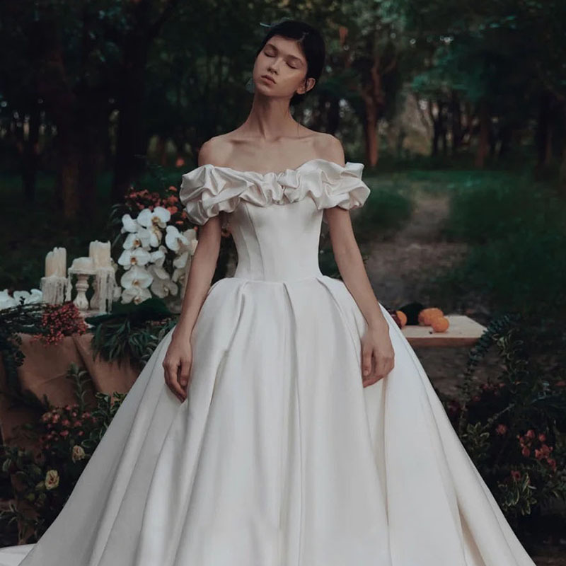 Vestido de novia de satén 2024 vestido de noche nupcial fuera del hombro superficie forjada simple elegante Mori Super Hada sueño vestido de novia