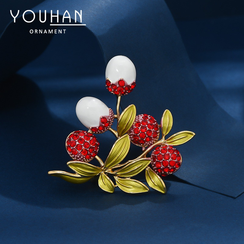 Dulce lichi broche de fruta nicho femenino de alta calidad diseño literario flores de pecho de moda temperamento broche accesorios de traje image 1