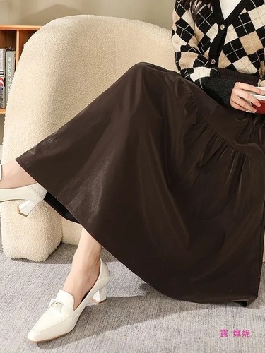 Leather Skirt for Women: 2025 Autumn/Winter Casual High-Waisted Skirt with Slimming Effect, Medium Length Pleated Skirt with Design Features