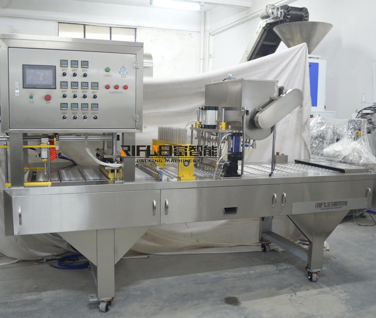 高速直线式蜂蜜勺子塑杯机 杯装酸奶果冻灌装封口机 龟苓膏封杯机