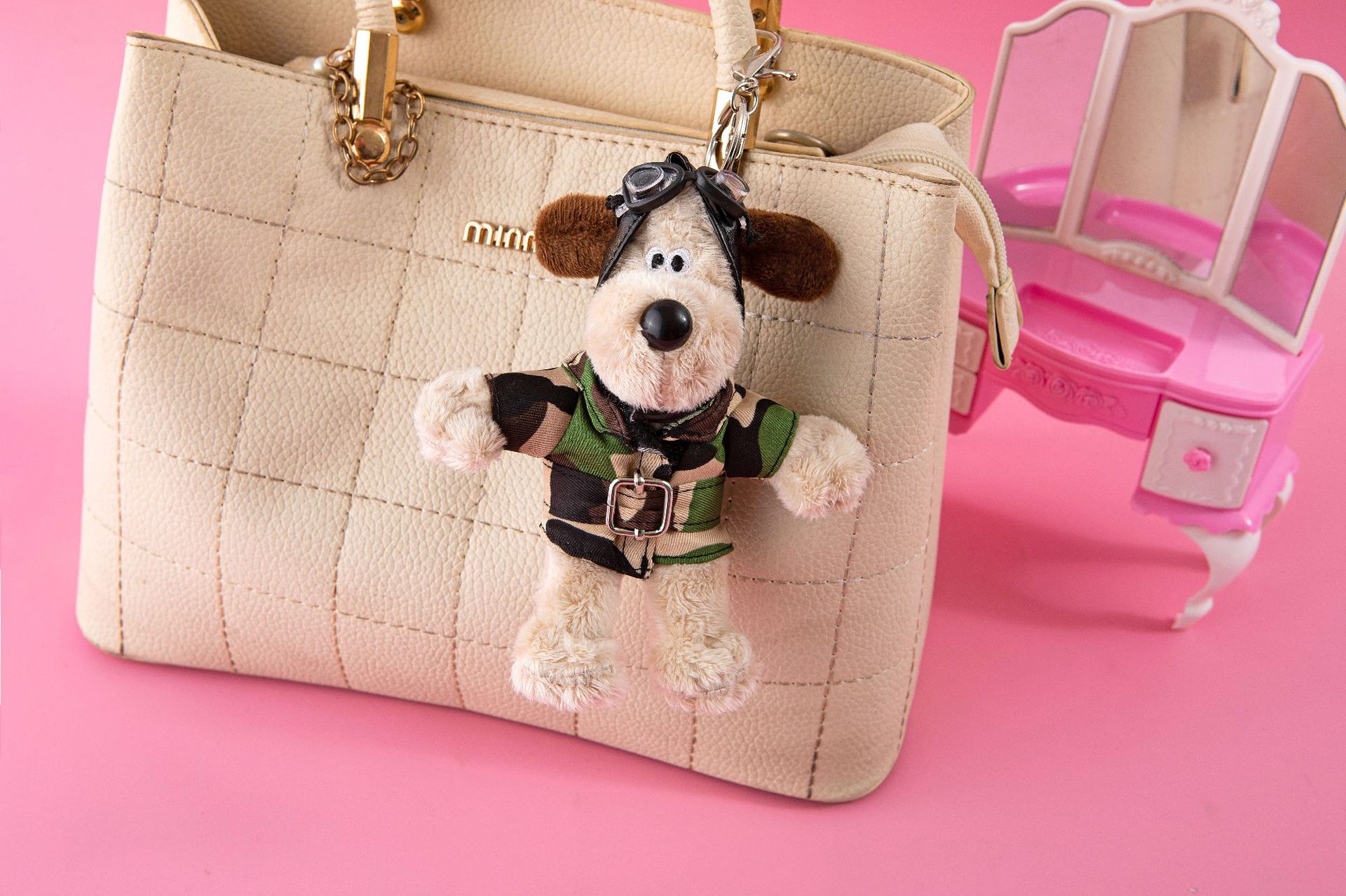 Маленькая подвесная собака военного пилота