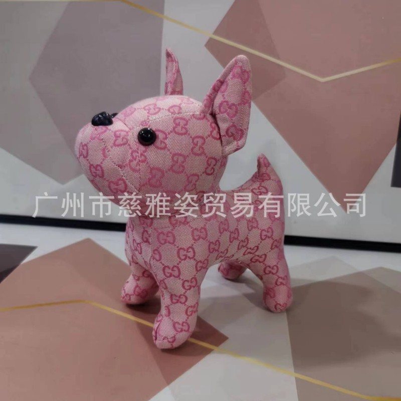 卸売り法斗の子犬の子供の人形の自動車の客間は人形のぬいぐるみのおもちゃの祝日の贈り物を並べます。|undefined