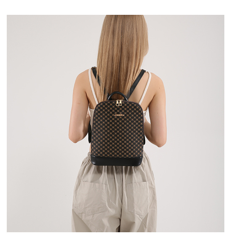 A stylish and trendy casual backpack for the 2024 autumn and winter season, featuring a large-capacity single-shoulder women's retro commuting crossbody bag undefined