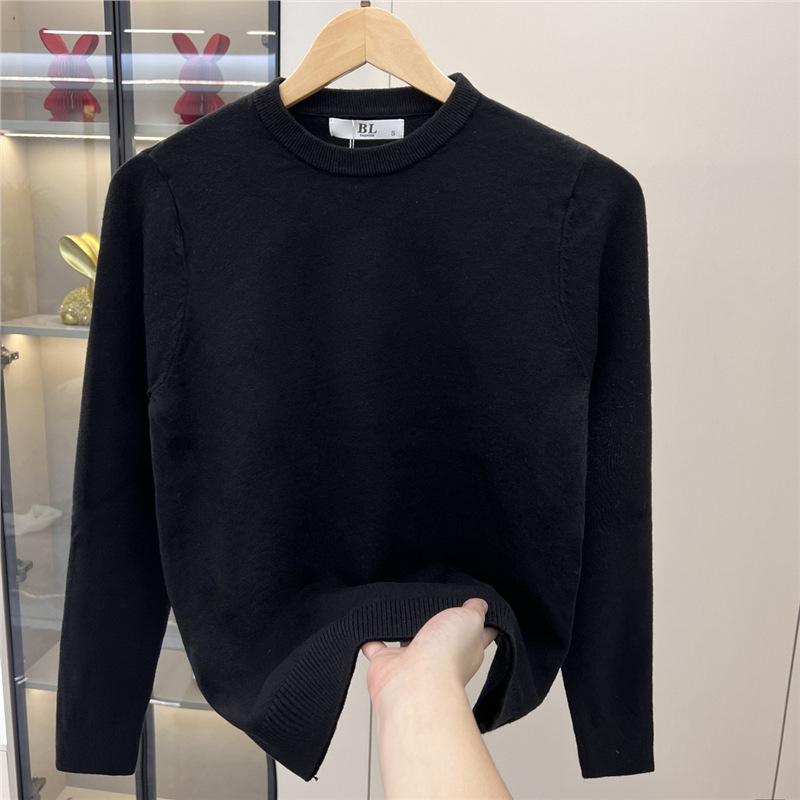 Pure Black Round-Neck Sweater for Men, Slim Fit, Stretchy, Warm Knitwear, Stylish, Simple, Retro Fleece, Trendy