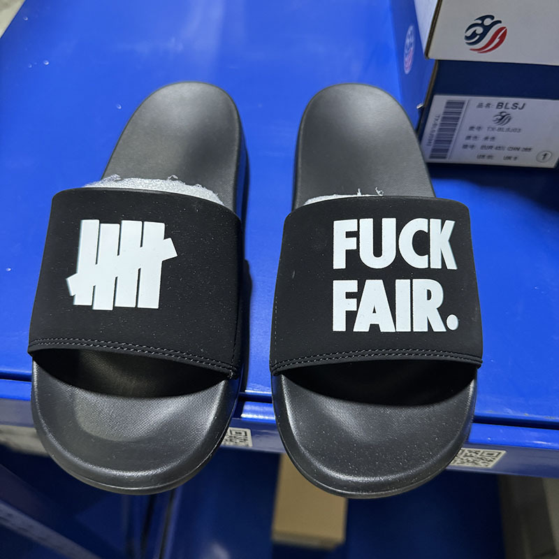 Celebrity-Inspired Trendy Brand Slippers 2026 New Model for Men and Women Casual Slip-On Summer Outdoor Non-Slip Anti-Odor