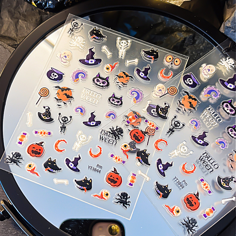 ハロウィーンシリーズのネイルシールが洗練されています。|undefined