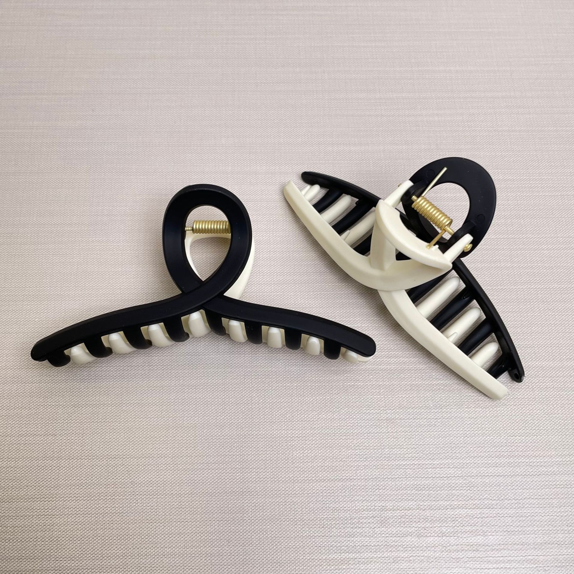 Oufeile superficie de dos colores AB textura esmerilada agarre cuchara trasera femenina alta Cola de Caballo tiburón clip accesorios para el cabello horquilla al por mayor