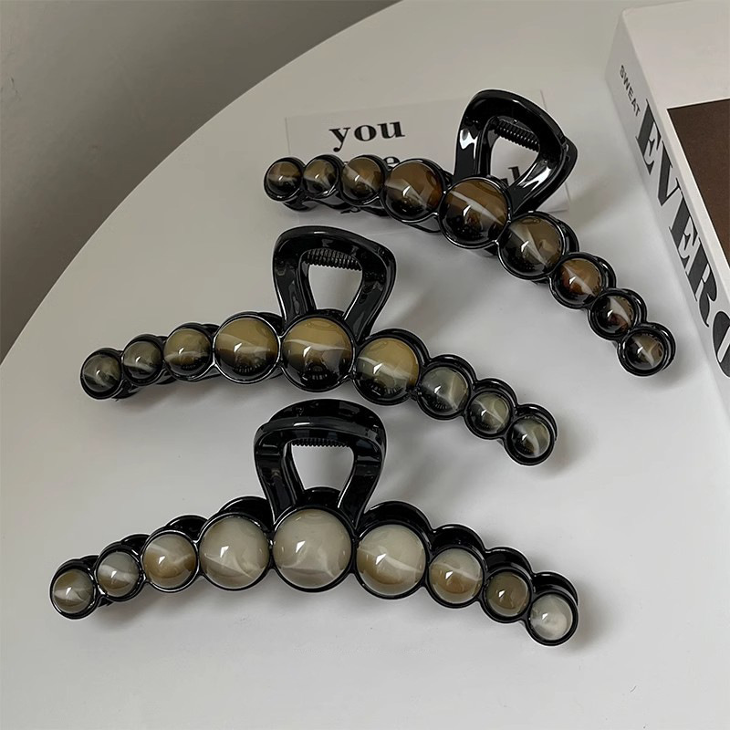 Presilha de cabelo elegante com pérolas cor curry mulher_voghion.com