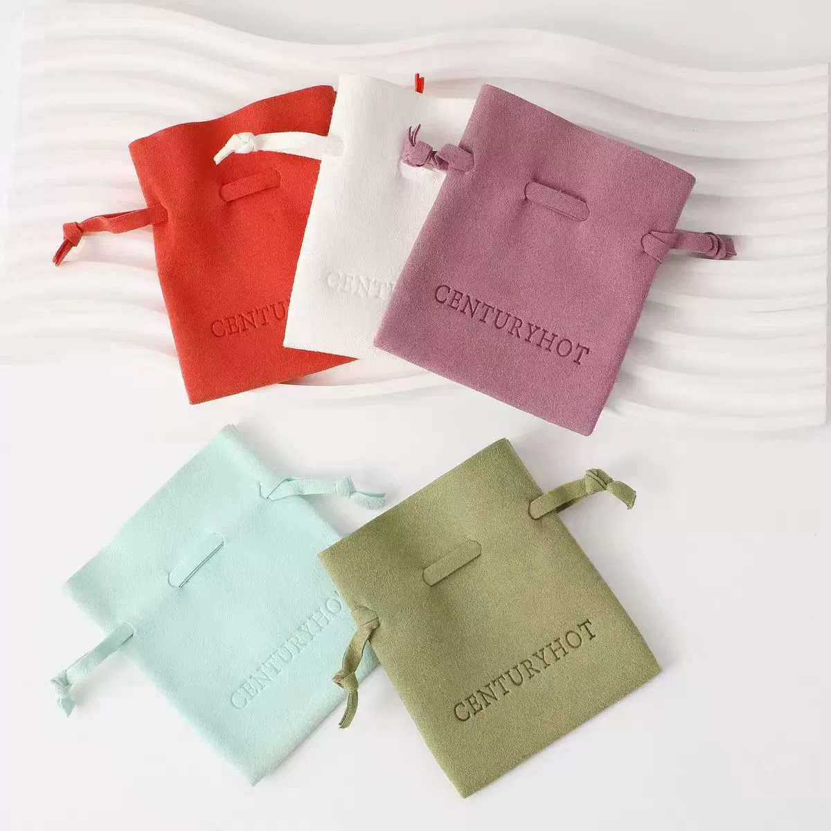 Фабрика специализируется на производстве мешков с рюшами из микрофибры на шнурке, ожерелий, сережек, колец, пыленепроницаемых мешков для хранения, настраиваемых моделей.