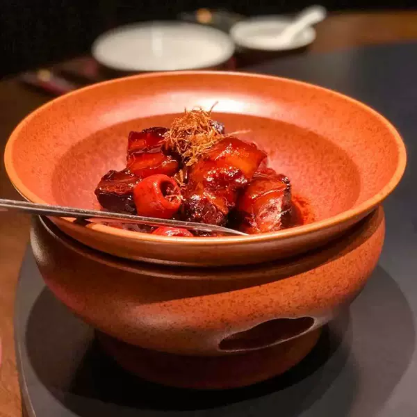 Chinese-style rustic ceramic round clay candle warmer and soup pot with lid, suitable for hotels and restaurants