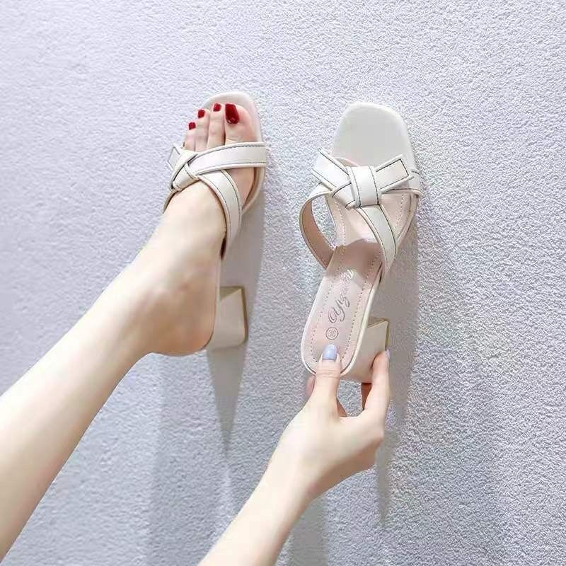 Viento maduro en verano 2026 nuevo nicho de moda casual zapatillas de tacón medio diarias cómodas zapatillas frías de verano image 2