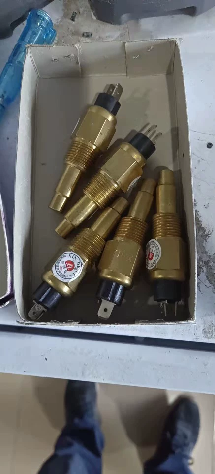 Датчик температуры воды дизельного двигателя Dongfeng Cummins 153 сенсорная головка 21mm Foton 17MM