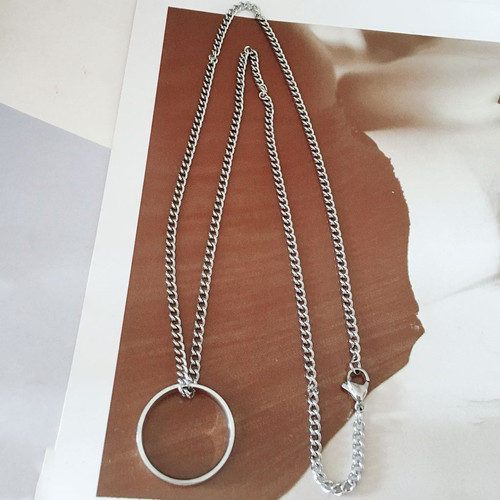 Wang Yibo's trendy ring and necklace—unisex street-style accessories for clubbing, versatile designs popular on Instagram, perfect for hip-hop-inspired women's looks.