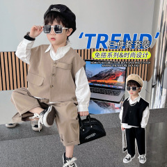 男の子の春スーツ2025春と秋の新スタイルハンサムな男の子インターネットセレブファッショナブルなベストスリーピース服トレンド