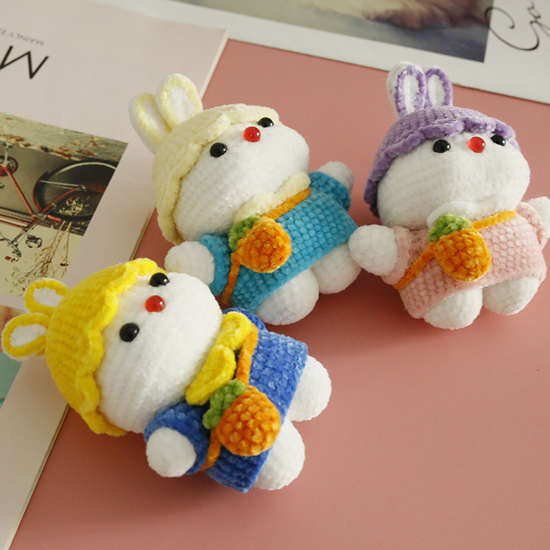 Súper lindo de dibujos animados muñeca tejida a mano exquisita lana ganchillo conejo colgante nuevos adornos hechos a mano producto terminado