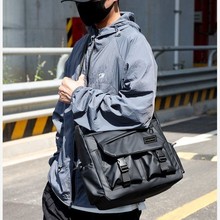 大容量斜挎背包男士跨境潮2024时尚潮流通勤简约纯色邮差包单肩包