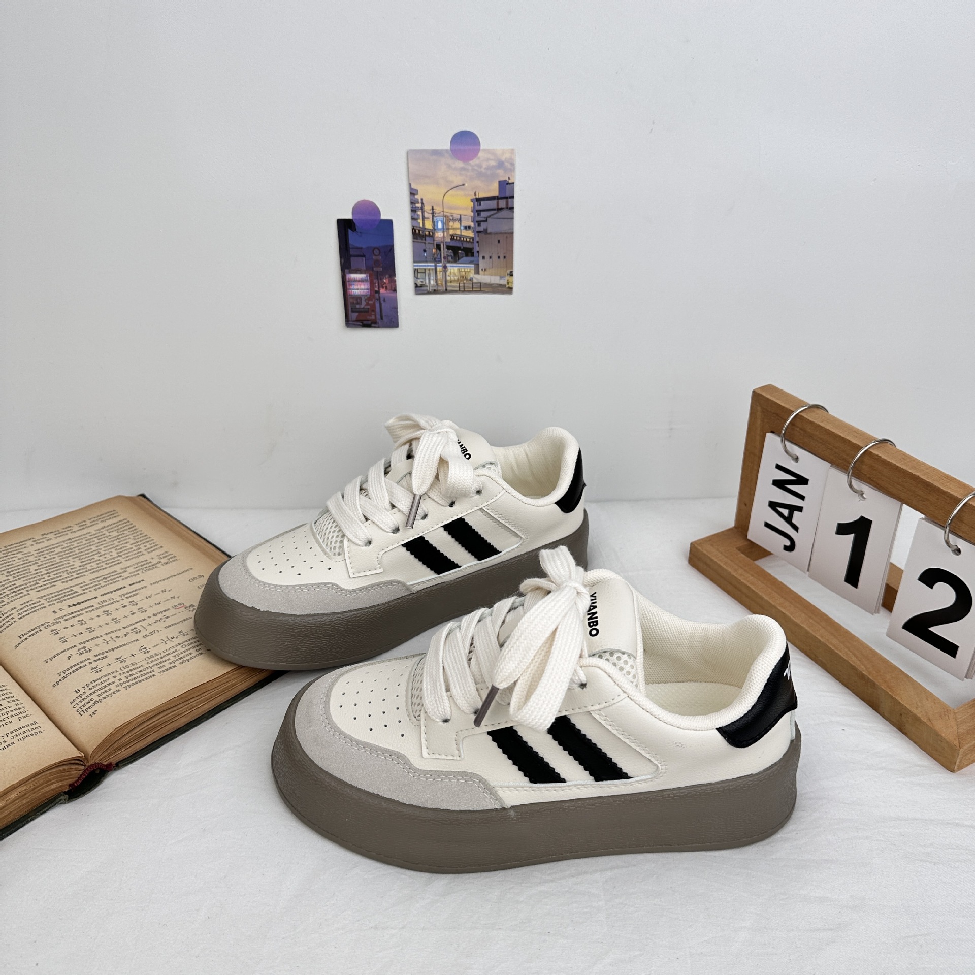 Zapatillas de todo fósforo de suela gruesa de onda lejana para estudiantes versión coreana de zapatos blancos Harajuku 2025 primavera nueva tendencia zapatos de lona en nombre del cabello