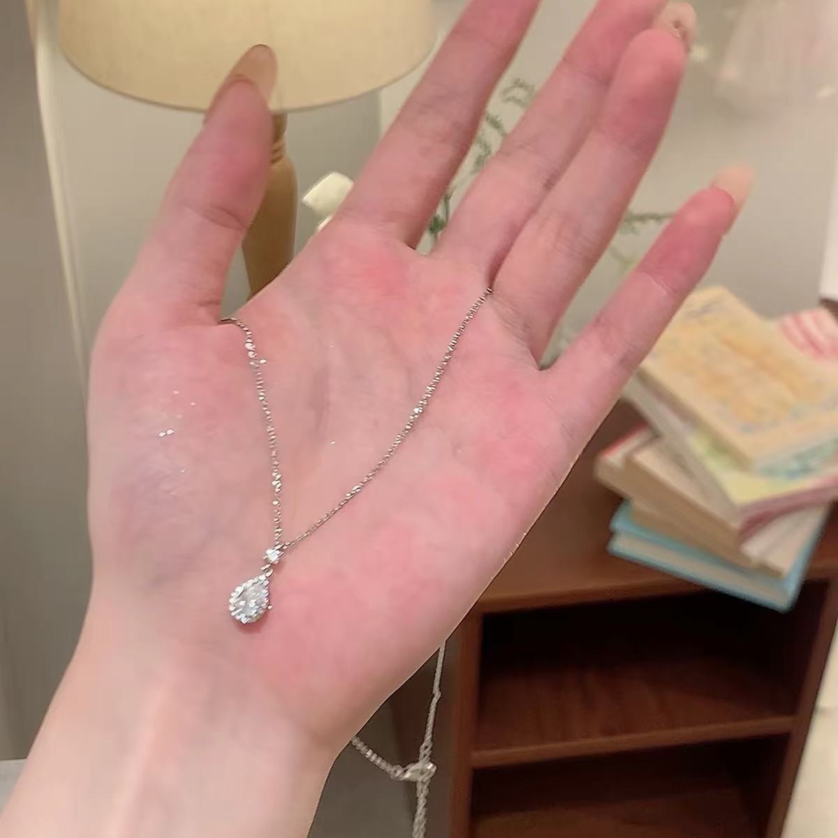 Beauty Tears! Sparkling diamond water drop necklace, a delicate and luxurious piece for women, exuding a high-end and elegant vibe, a stylish clavicle chain with a stunning design