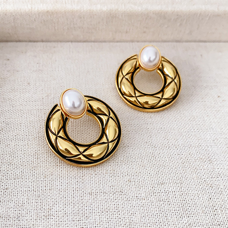 Design fashionable retro earrings with diamond pattern from pearl