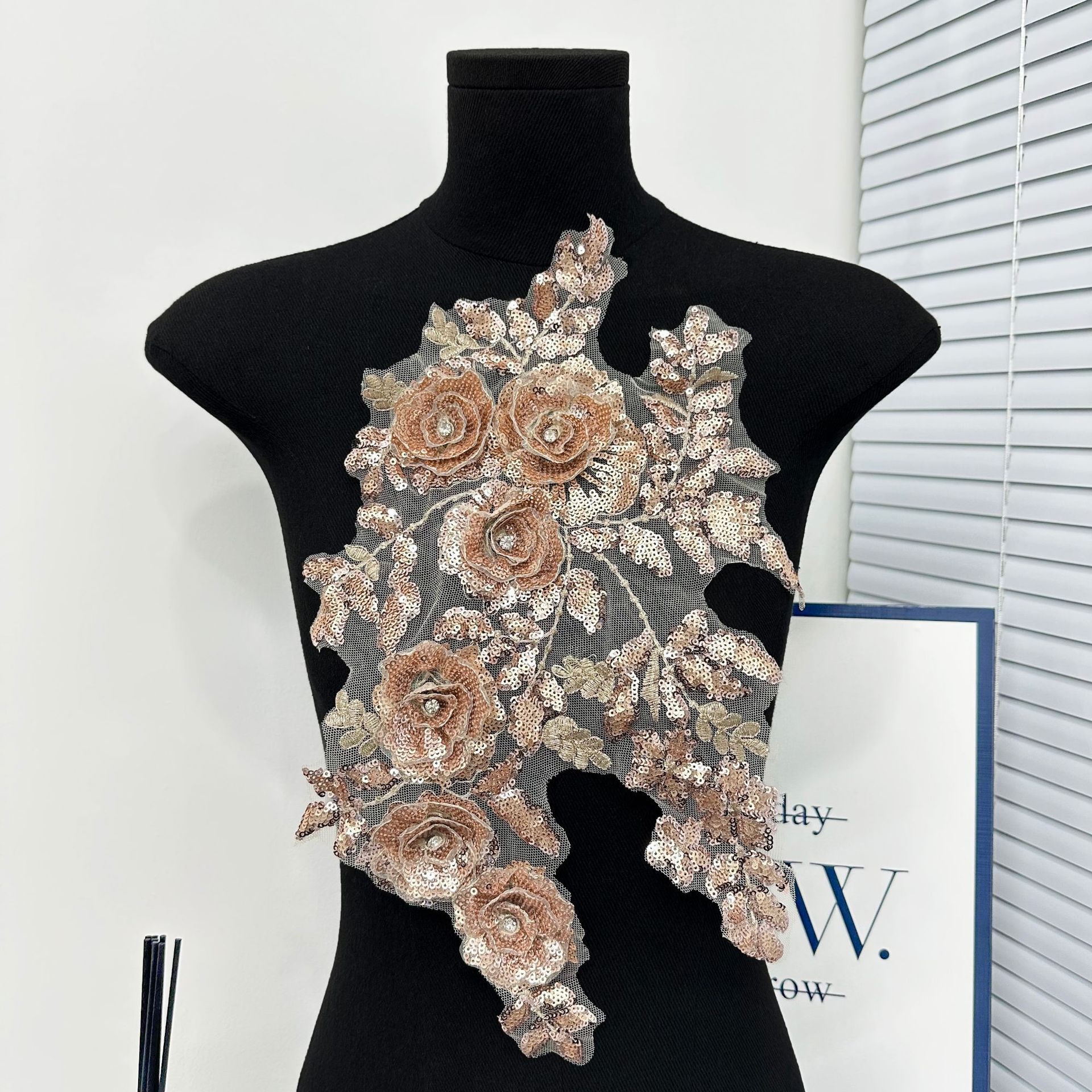 Gran tamaño 3D rosa bordada tela pegada vestido de boda cheongsam DIY accesorios de decoración de clavos hechos a mano encaje de perlas image 9