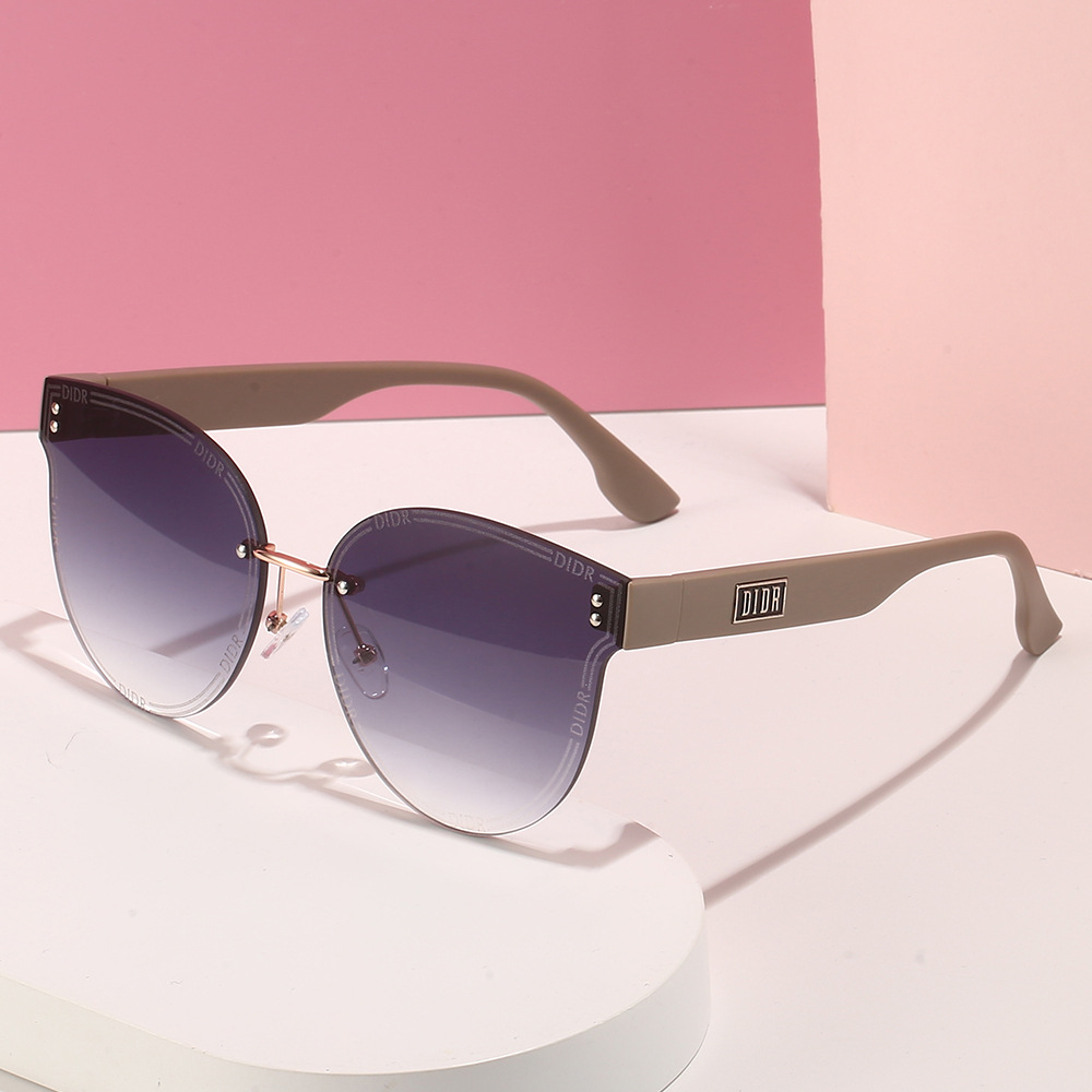 Fashionable sunglasses for men and women