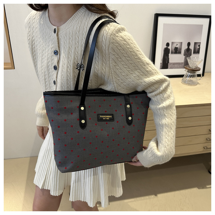The 2024 new Korean-style tote bag with a college style is stylish, elegant and beautiful. It is a large-capacity single-shoulder and underarm commuter handbag undefined