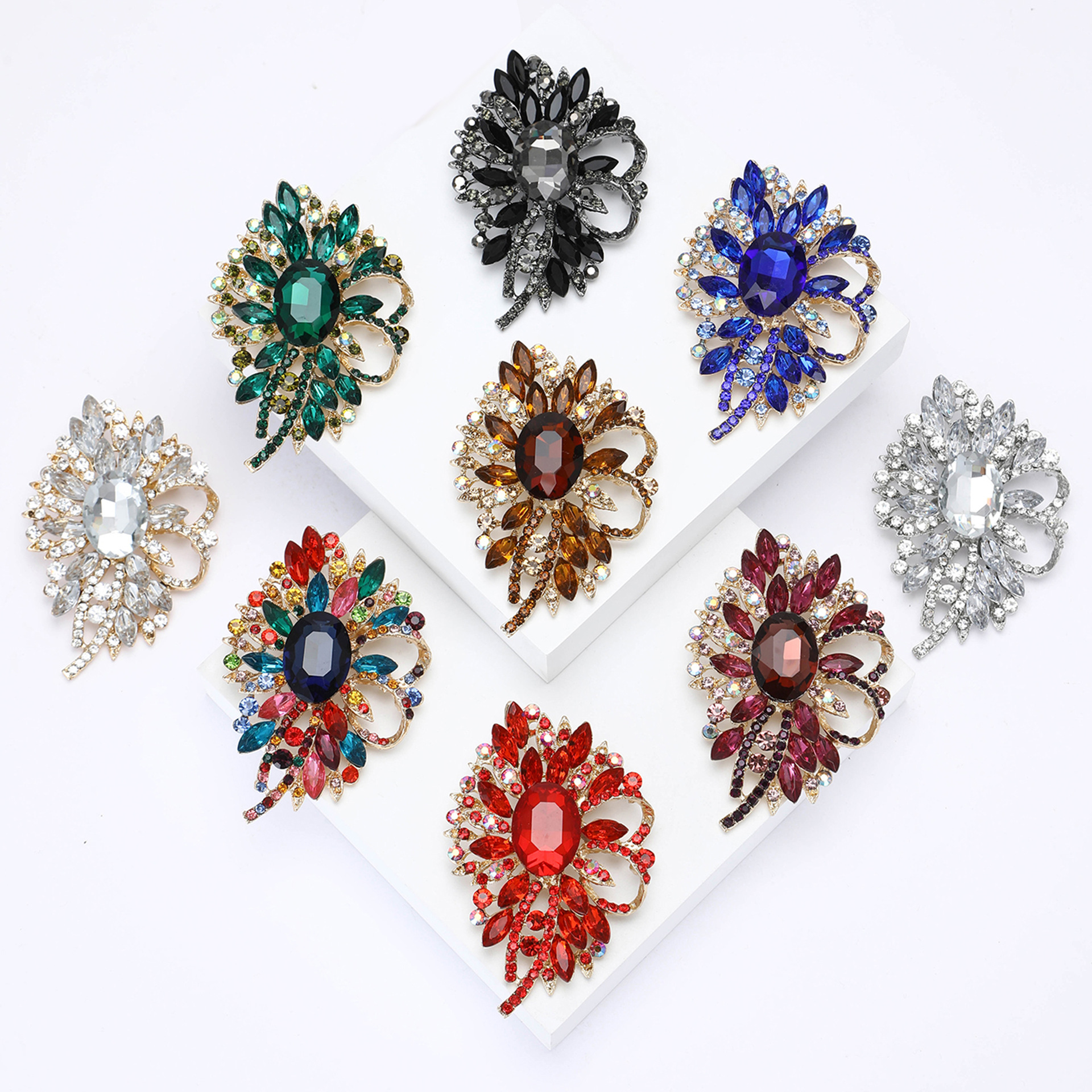 Broche vintage para mujer con perlas cristales y esmalte_voghion.com